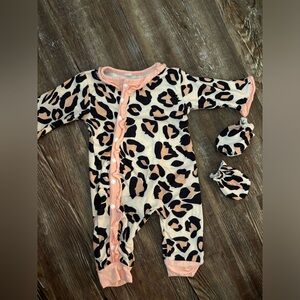 0-3 month button up outfit with mittens